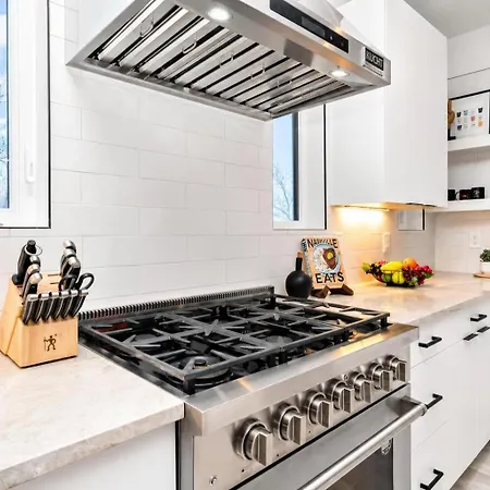 Elevator With Rooftop Hot Tub & Spacious Yard Nashville