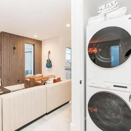Holiday home Elevator With Rooftop Hot Tub & Spacious Yard