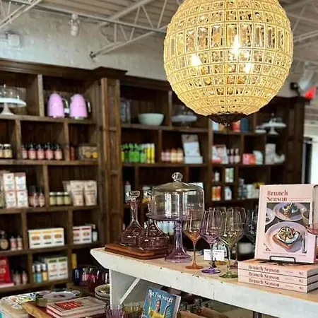 Stylish 2 Penthouse Walk To Shopping, Food, 1 Of 7 Themed Lofts At Cowrite, Find Coffee And Tacos Downstairs, Complimentary Spin Class, Walk To Shopping In 12 South, 10 Minutes To Broadway, Parking, 24 Hr Hospitality *