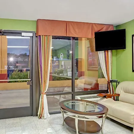 Super 8 By Wyndham West Hotel