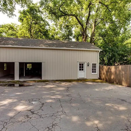 Nashville's Green Hills Neighborhood Holiday home *