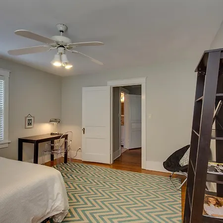 Nashville's Green Hills Neighborhood Holiday home