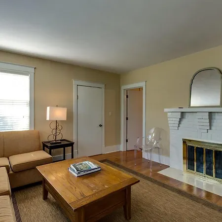 Nashville's Green Hills Neighborhood Holiday home