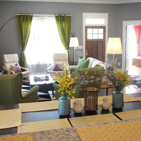 9 Bedroom House In South 11th Street Apartment *