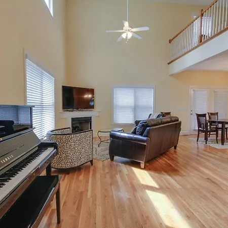 Luxury And Convenience! Walk To Everything!