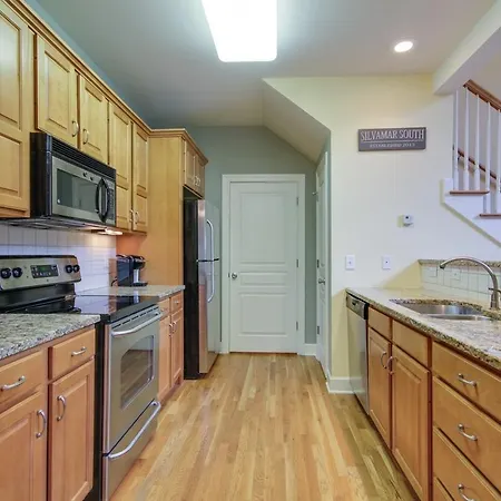 Luxury And Convenience! Walk To Everything! Holiday home Nashville
