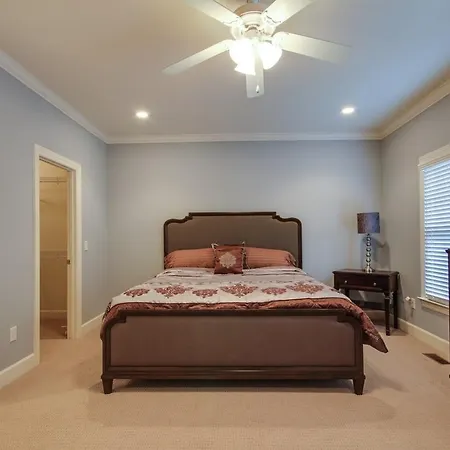 Holiday home Luxury And Convenience! Walk To Everything!