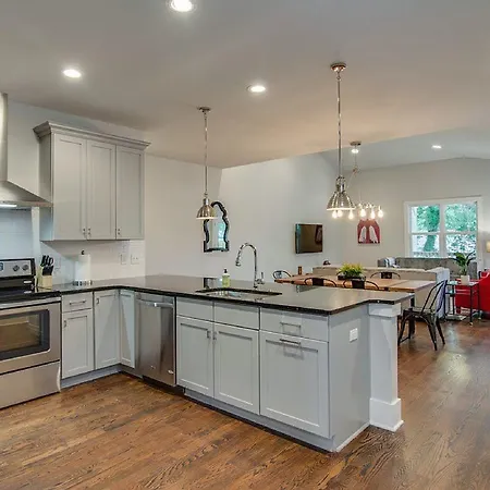 Sprawling, Beautiful New Build With For All- Close To Downtown+hot Spots! *