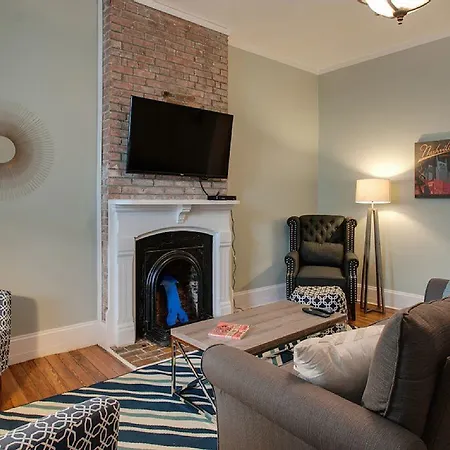 5 Minutes To Downtown, Walking Distance To The Hippest Restaurants And Bars! Holiday home