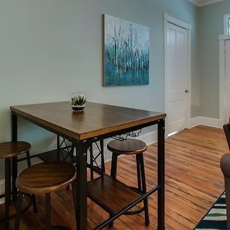 5 Minutes To Downtown, Walking Distance To The Hippest Restaurants And Bars!