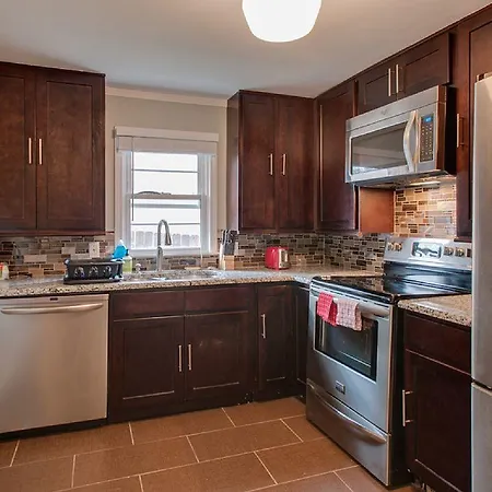 Holiday home 5 Minutes To Downtown, Walking Distance To The Hippest Restaurants And Bars! Nashville