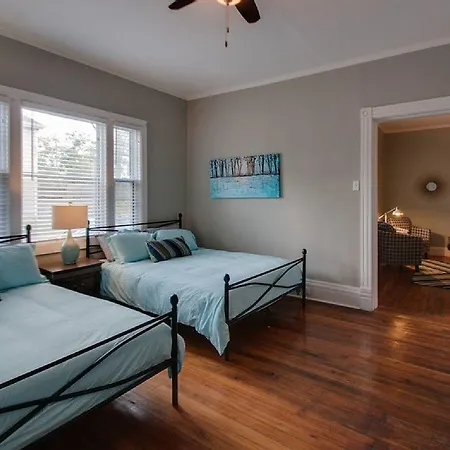 5 Minutes To Downtown, Walking Distance To The Hippest Restaurants And Bars! Holiday home