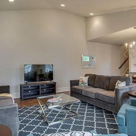 Enormous Home- Just 4 Miles From Downtown! Holiday home Nashville