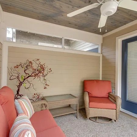 Luxury And Convenience! Walk To Everything! *