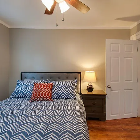 5 Minutes To Downtown, Walking Distance To The Hippest Restaurants And Bars!
