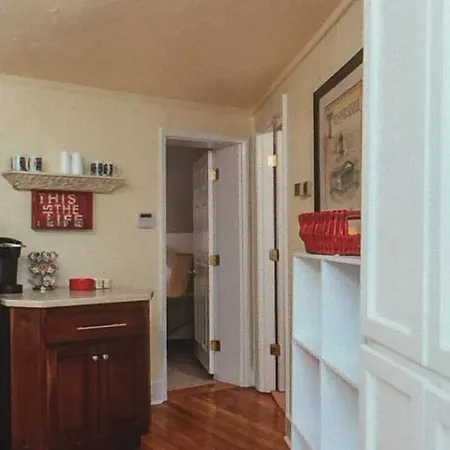 Dolly's Quiet & Private Getaway Apartment