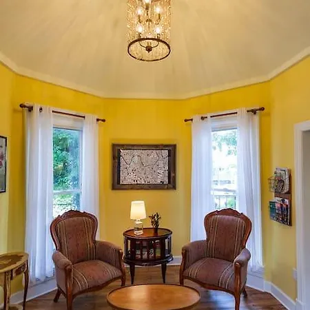 Beautiful Downtown Historic Holiday home *