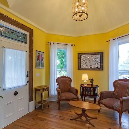 Beautiful Downtown Historic Holiday home