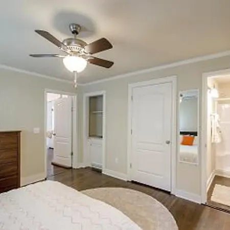 Modern Victorian In East Holiday home *
