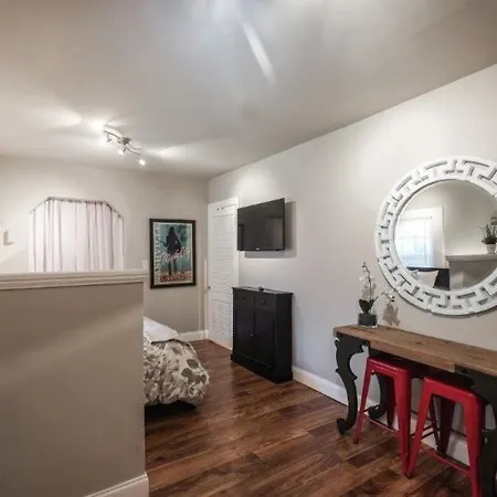 Charlotte Ave Apt 2 Apts *