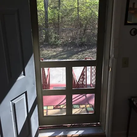 Dolly's Quiet & Private Getaway Apartment