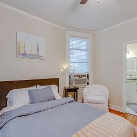 Modern Victorian In East Holiday home *