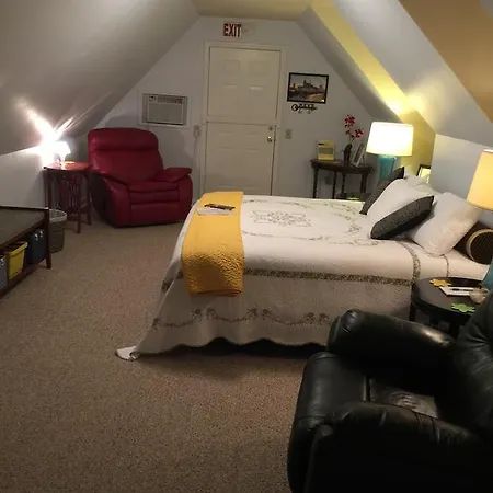Dolly's Quiet & Private Getaway Apartment *