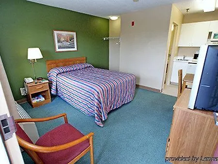 Hometowne By Red Roof - Airport/briley Pkwy Hotel