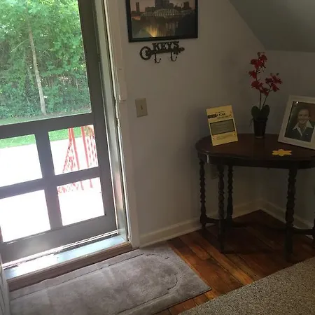 Dolly's Quiet & Private Getaway Apartment