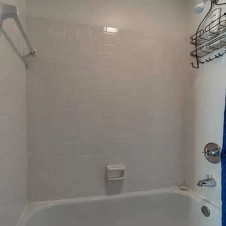 Franklin Ave Apartment *
