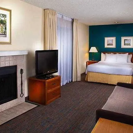 Hotel By Marriott Airport