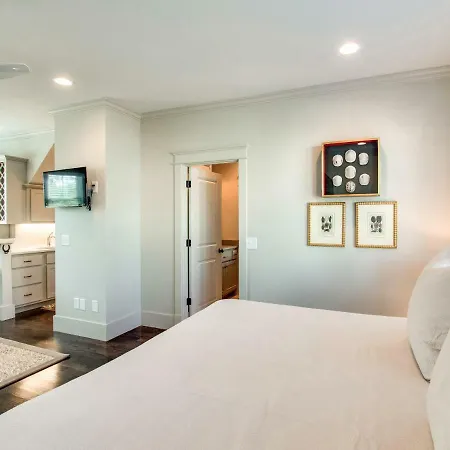 Walk-Friendly Germantown Guest House Apts Apartment