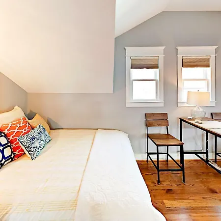 Hip Studio Apts *