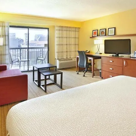 Hotel Courtyard By Marriott Vanderbilt West End 3*