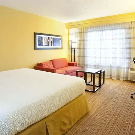 Courtyard By Marriott Vanderbilt West End Hotel 3*