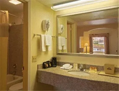 Super 8 By Wyndham Near Downtown / I-40 Hotel Nashville