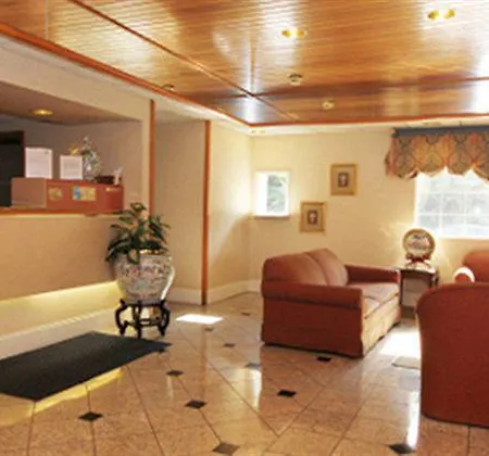 Hotel Red Lion & Airport 2*