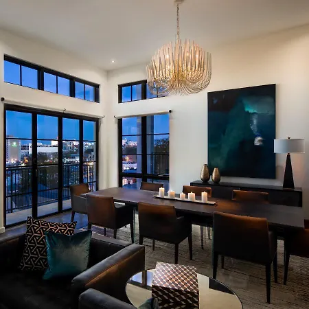 Hotel 121