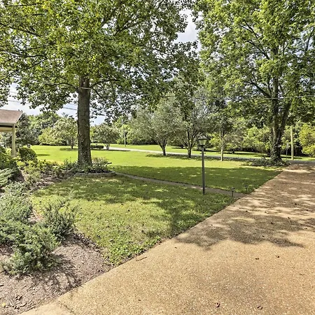 With Patio, 3 Mi To Grand Ole Opry Apartment