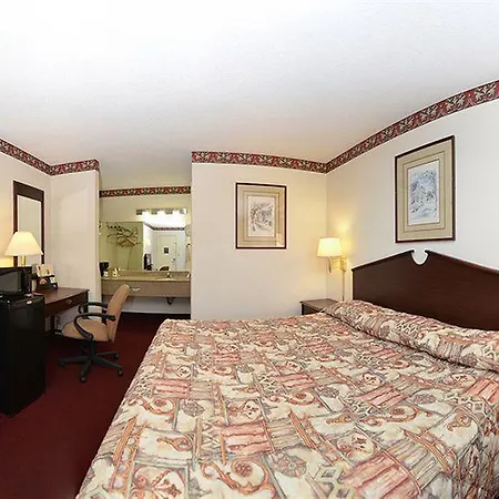 Super 8 By Wyndham West
