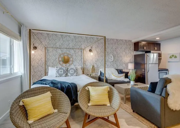 Vibrant Modern Studio Within 2 Miles Of Downtown!