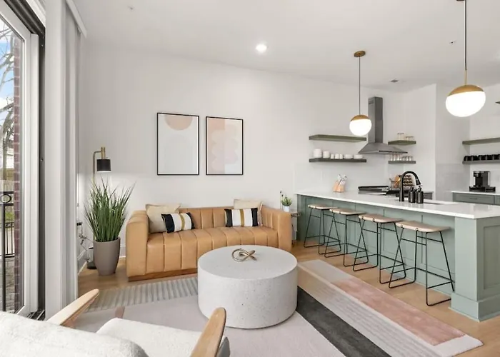 Chic Spacious 2 Bedroom Walk To Coffee And Restaurants