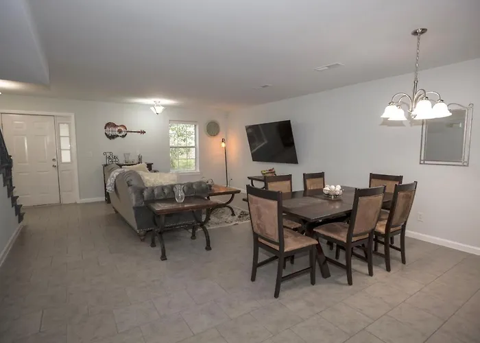 Elegant 3 Bedroom Apt With Free Parking And Balcony
