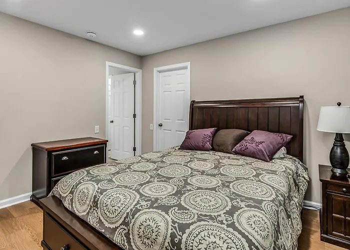 2 Bedroom, 2 Bath Riverfront View, Walk To Downtown