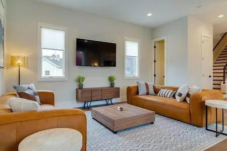 The Taylors - Grand Getaway For 22 In Germantown
