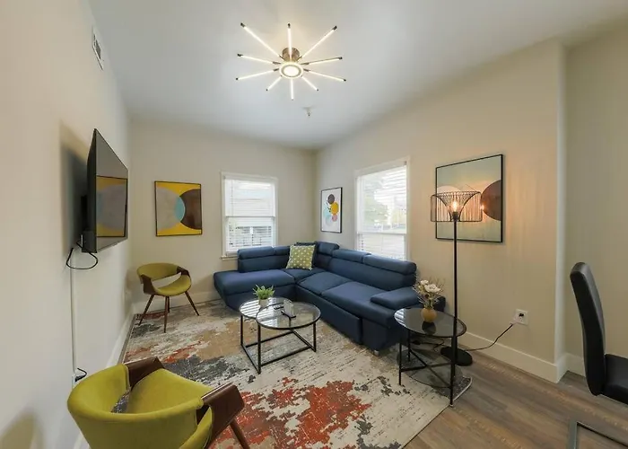 Minutes To Broadway- King Bed And Optional Garage Parking