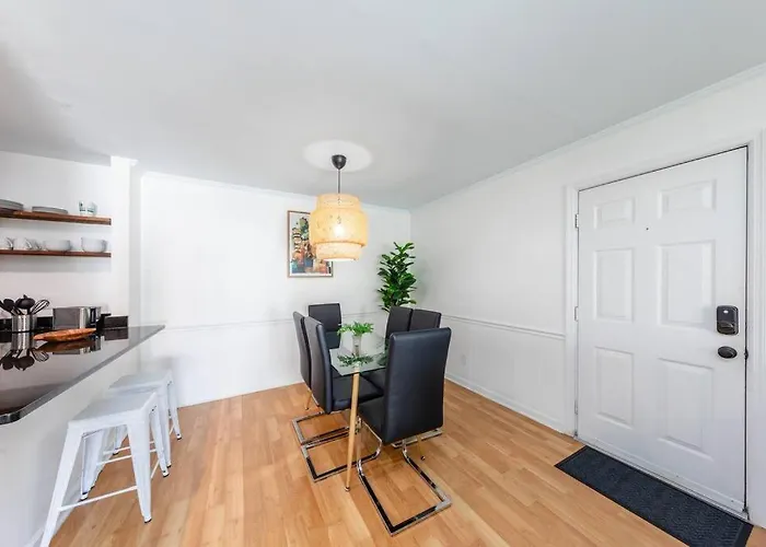 Minutes To Broadway Large 2B-2Ba Family Unit For Up To 8 Guests With Private Balcony And Optional Private Parking