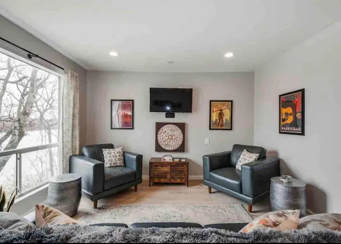 Beautiful Downtown Nashville Condo By The River-1012