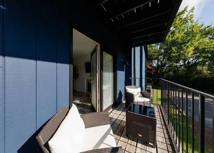 Minutes To Broadway Large 2B-2Ba Family Unit For Up To 8 Guests With Private Balcony And Optional Private Parking