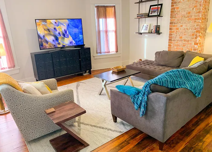 East Nashville Upstairs Apartment, One Queen Br, 2 Twin Br,1Bath In Five Points, Close To Downtown